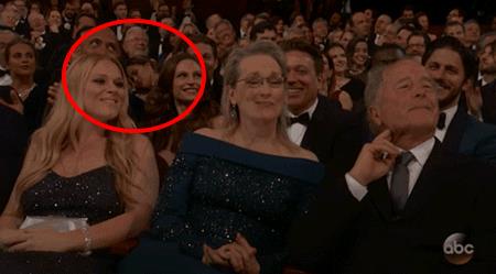Chrissy Teigen si addormenta agli Oscar Chrissy Teigen dorme agli Oscar 2017 sulla spalla di John Legend