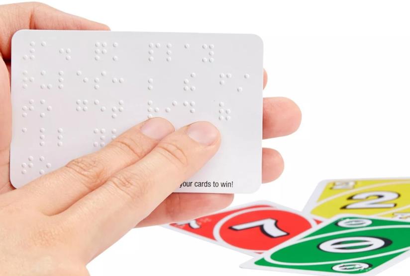 Mattel lancia la versione Braille di UNO Una foto della versione Braille di UNO