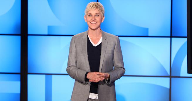 Ellen DeGeneres smaschera una donna del pubblico dalla mano lunga Una sorridente Ellen DeGeneres durante il suo show