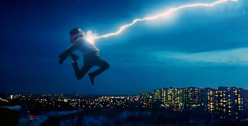 Il personaggio di Billy Batson non sarà l'unico a ottenere poteri magici Billy Batson (Asher Angel) salta da un tetto e viene colpito dal fulmine magico, con la città sullo sfondo