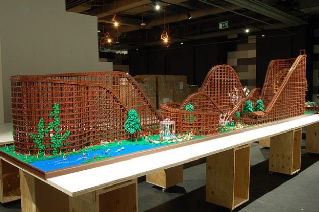 Montagne russe di LEGO Primo piano delle montagne russe costruite con i mattoncini LEGO