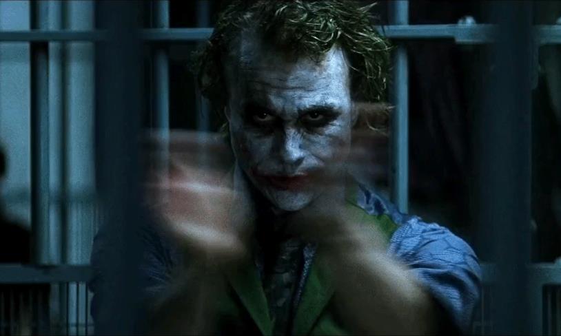 L'applauso sardonico di Joker Heath Ledger applaude in una scena de Il Cavaliere Oscuro