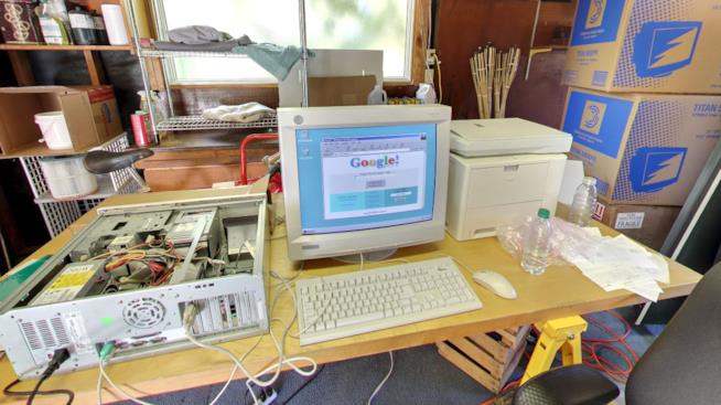 Google festeggia il 20esimo compleanno con un tour in Street View del garage dove è nata l'azienda Gli uffici di Google del 1998 ricreati per il 20esimo compleanno