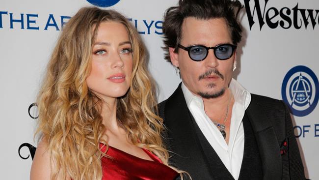 Johnny Depp difeso da Winona Ryder Primo piano di Johnny Depp e Amber Heard