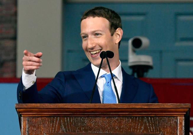 Facebook starebbe lavorando a una nuova criptovaluta Mark Zuckerberg parla al microfono in un luogo pubblico