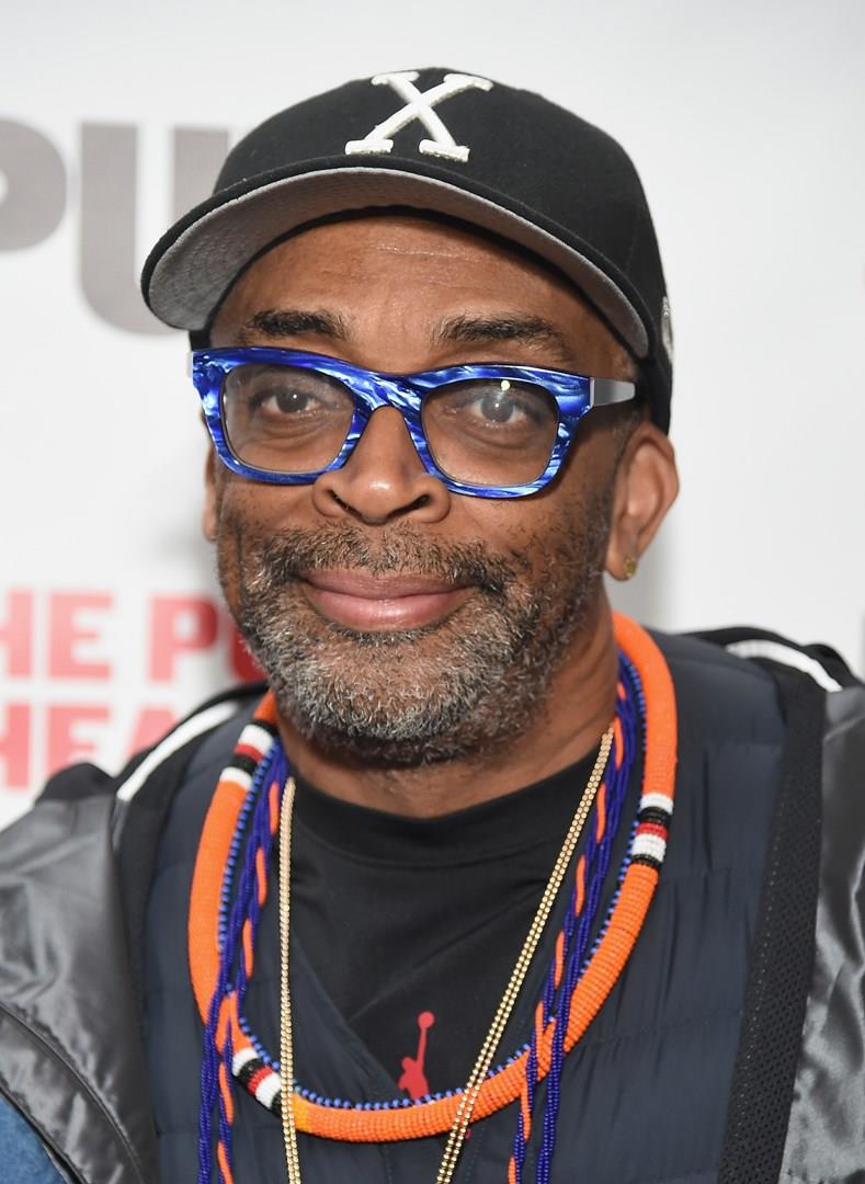 Il regista afroamericano Spike Lee dimostra di avere opinioni anticonformiste sia nel look sia nella vita Un primo piano del regista afroamericano Spike Lee, che indossa un paio di occhiali marmorizzati sui toni del blu
