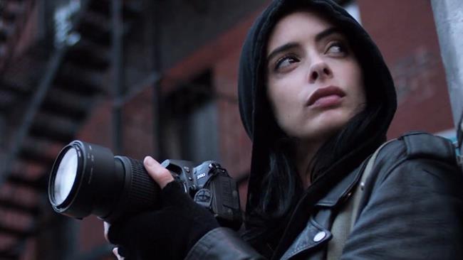 Jessica Jones 2 su Netflix a marzo 2018 Jessica con la fotocamera in mano