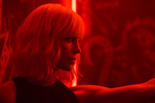Atomica Bionda, Charlize Theron spia anni '80 Charlize Theron in una scena di Atomica Bionda