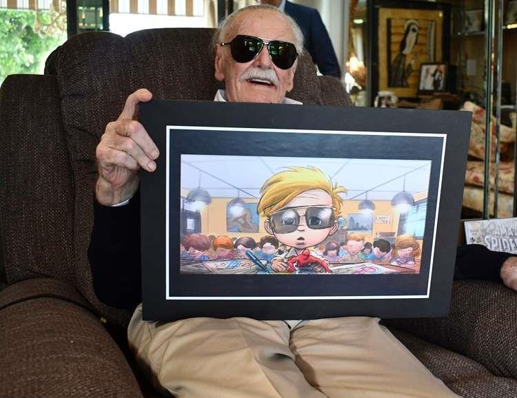 Stan Lee torna in versione animata nella serie The Amazing Stan Un primo piano di Stan Lee con in mano un'illustrazione che lo raffigura bambino