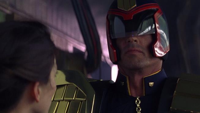 Da Sylvester Stallone a Diane Lane, il cast di Dredd - La legge sono io Sylvester Stallone è il giudice Dredd in una scena del film