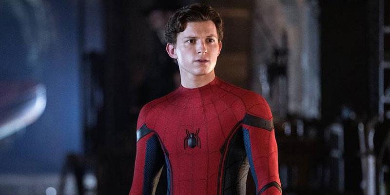 Tom Holland ha spiegato come riesce a bere sul set, nonostante il costume di Spider-Man, che gli copre interamente il volto Spider-Man interpretato da Tom Holland