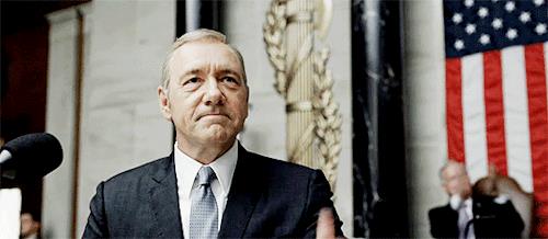 House of Cards 6, senza Kevin Spacey GIF di House of Cards con Kevin Spacey che saluta