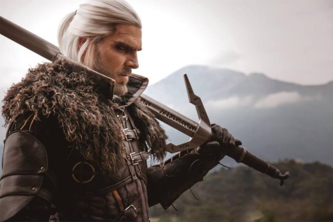 Il fan-film di The Witcher porta Geralt di Rivia nella vita reale Ben Schamma impugna una spada nei panni di Geralt di Rivia