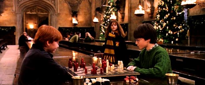 Harry Potter regali di Natale Harry e Ron giocano a scacchi a Hogwarts