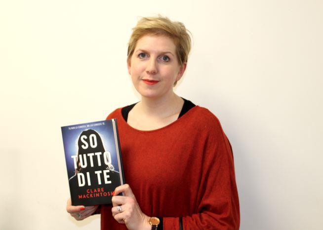 So tutto di te, recensione del thriller di Clare Mackintosh Clare Mackintosh con il libro italiano So tutto di te