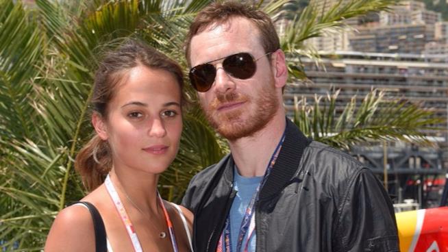 Michael Fassbender e Alicia Vikander raccontano di come si sono innamorati Michael Fassbender e Alicia Vikander a Montecarlo durante il Gran Premio di Formula 1