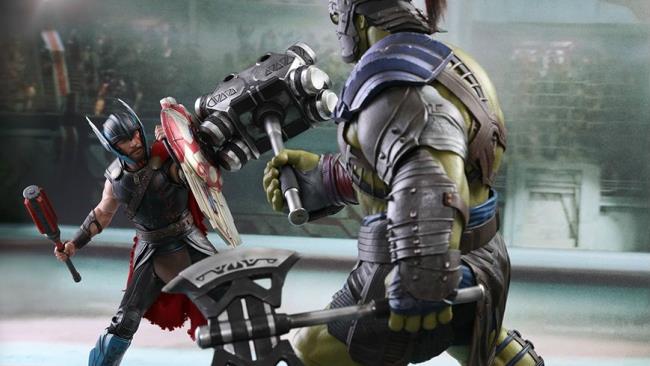 Thor e Hulk si affrontano nell'arena Le scale figure Hot Toys replicano una scena di Thor: Ragnarok