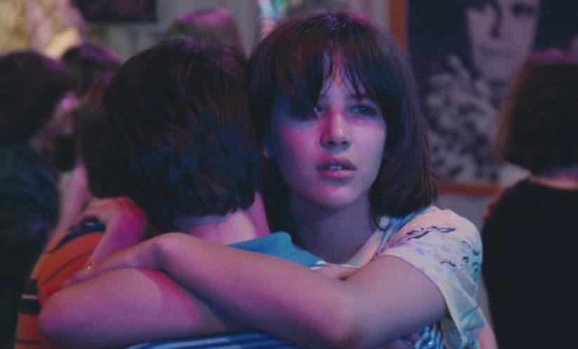 Reality: tutto quello che c'è da sapere sulla famosa canzone de Il tempo delle mele Sophie Marceau e Alexandre Sterling in una scena de Il tempo delle mele 1980