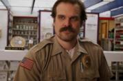 David Harbour vorrebbe guardare Black Widow su Disney+ David Harbour sorridente in Stranger Things
