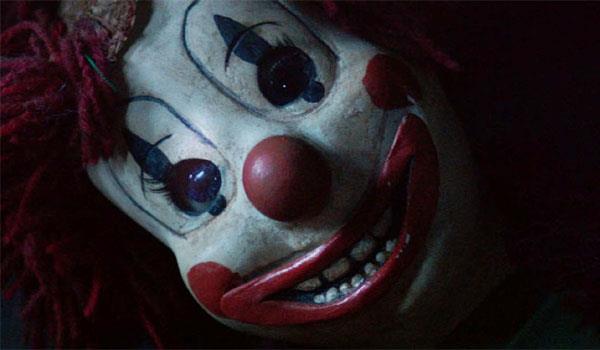 La bambola clown di Poltergeist Primo piano della bambola clown in Poltergeist