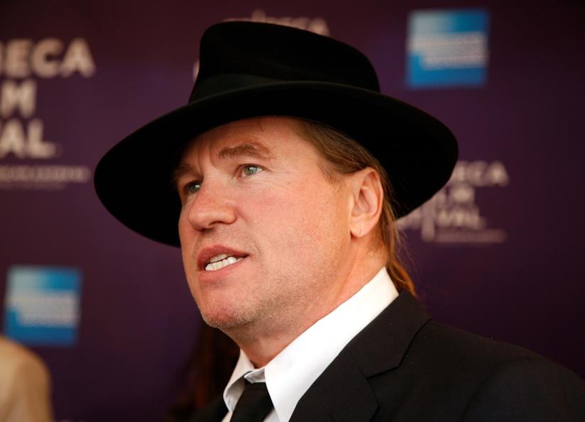 Val Kilmer sorprende i fan a una proiezione di Top Gun dopo la battaglia col cancro Un primo piano di Val Kilmer