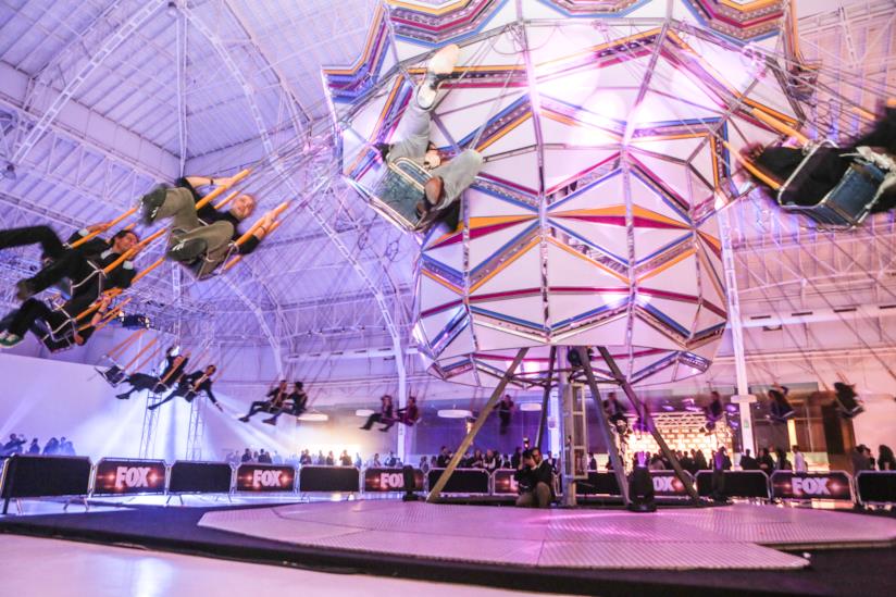 Gli ospiti del party esclusivo di FOX hanno potuto fare un giro sulla giostra, costruita all'interno della location di Milano. La giostra costruita all'interno del palaghiaccio di Milano per il Party FOX