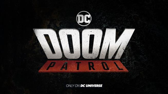 La Doom Patrol diventerà una serie TV live action Titolo della serie Doom Patrol in primo piano con logo DC e advertisement in basso