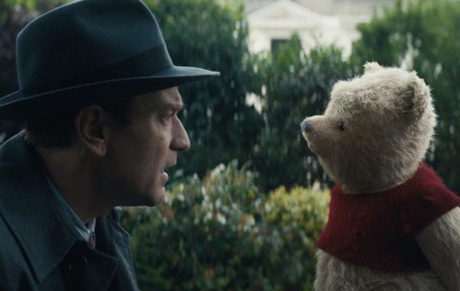 Sono state rilasciate due nuove immagini dal film Christopher Robin Ewan McGregor con l'orsacchiotto Winnie the Pooh in una scena di Christopher Robin