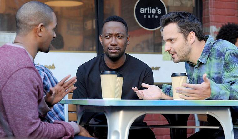 Nick, Wilson e Coach seduti davanti ad un bar Tre dei personaggi di New Girl, Nick, Coach e Wilson, seduti a prendere un caffè