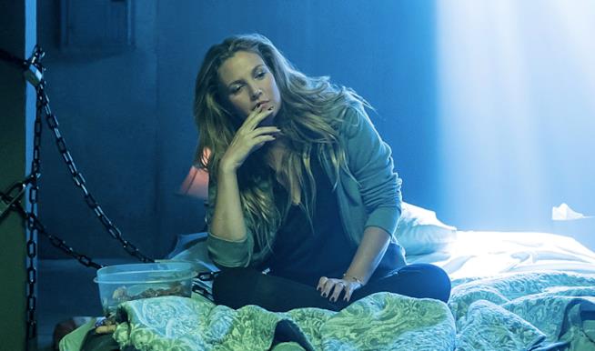 Black Rose è la nuova serie horror di The CW Un primo piano di Drew Barrymore seduta sul letto
