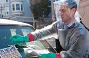 Jude Law indossa una tuta di contenimento in Contagion