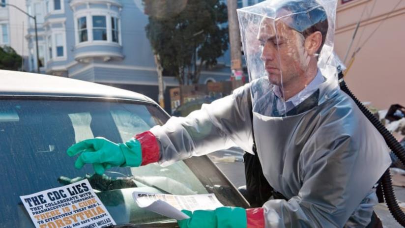 Dopo il Coronavirus, boom di visioni per Contagion Jude Law indossa una tuta di contenimento in Contagion