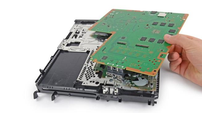 PS4, un serpente crea la sua tana nella console Uno sguardo all'interno di una PS4
