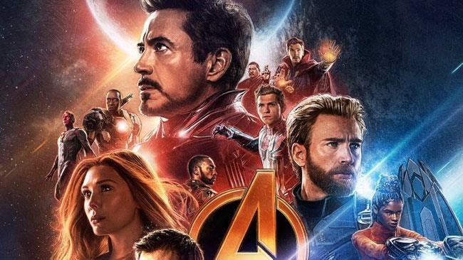 Avengers: Infinity War, il commento di Kevin Feige alla prima morte del film Gli eroi Marvel in un poster di Avengers: Infinity War