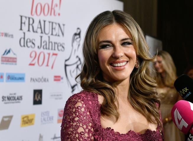 Elizabeth Hurley accusata di essere troppo provocante alla festa del figlio Elizabeth Hurley