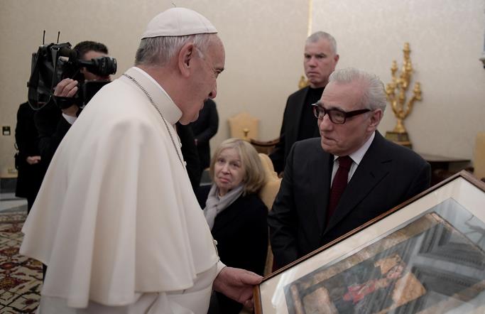 Papa Bergoglio riceve Martin Scorsese Martin Scorsese ha donato un quadro a Papa Bergoglio