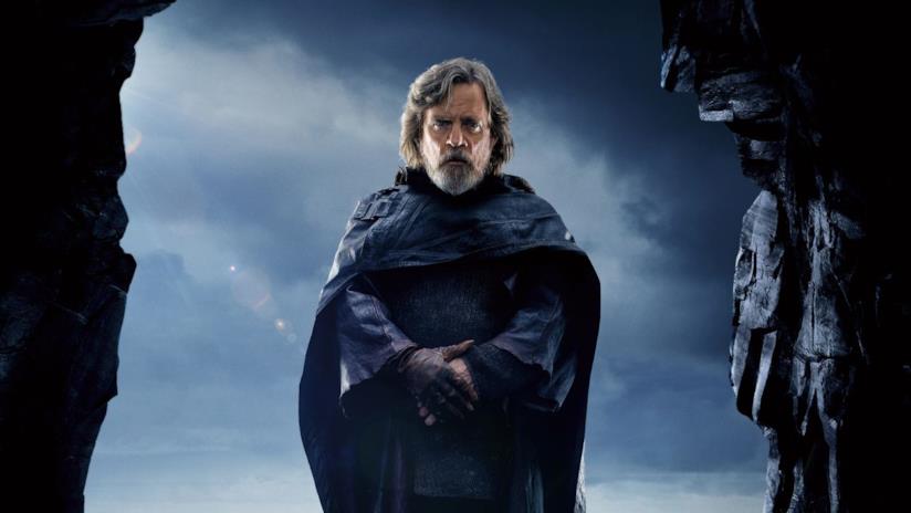 Rian Johnson lo conferma: la sua trilogia di Star Wars si farà Un'immagine di Luke Skywalker ne Gli Ultimi Jedi
