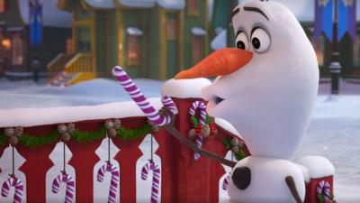 Il simpatico pupazzo di neve protagonista del nuovo cortometraggio Disney Olaf in una scena di Frozen: Le avventure di Olaf