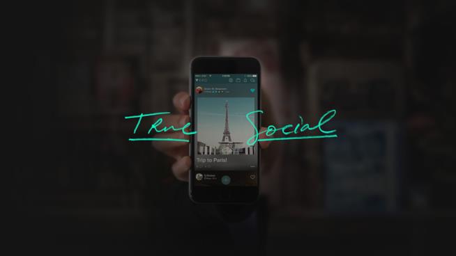Vero, il nuovo social network senza pubblicità che sfida Instagram Fermo immagine che mostra uno smartphone e la scritta True Social tratto dallo spot di Vero