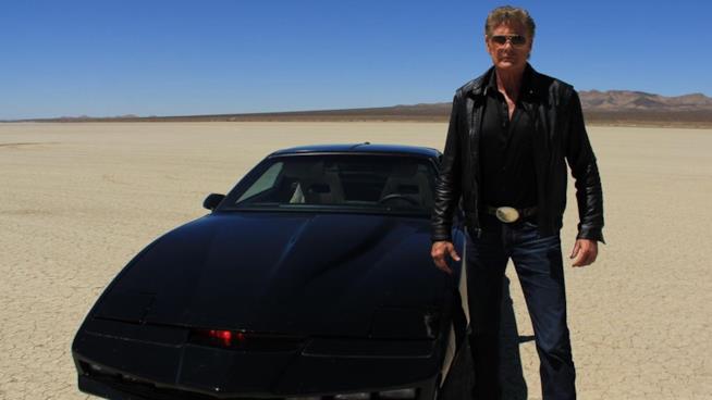 David Hasselhoff ha spiegato perché il reboot di Supercar è stato finora rimandato David Hasselhoff al fianco di KITT