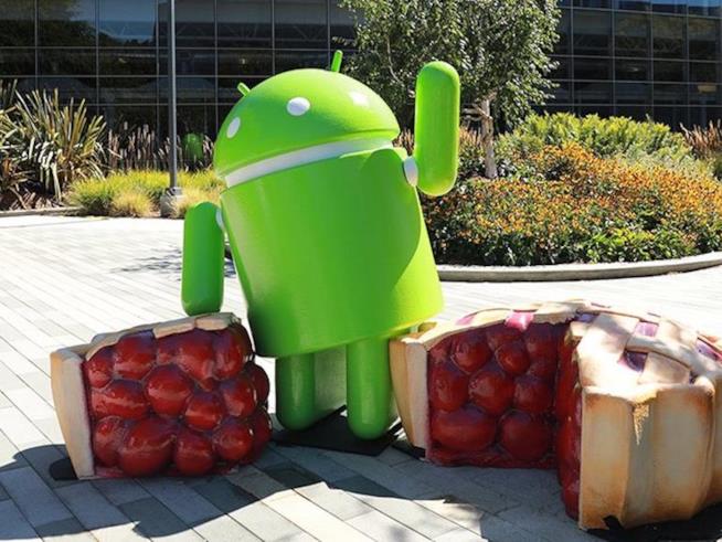 Android 9.0 Pie Foto promozionale del robottino verde Android per l'aggiornamento 9.0 Pie