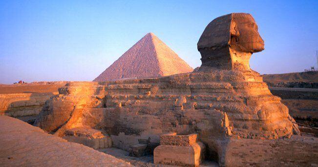 Piramide di Cheope: la stanza segreta contiene un trono meteoritico Panoramica della Sfige e della Piramide di Cheope in Egitto