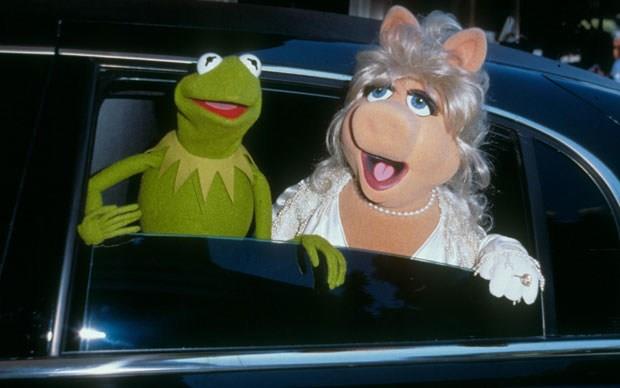 I Muppets Kermit e Miss Piggy che spuntano dalla limousine