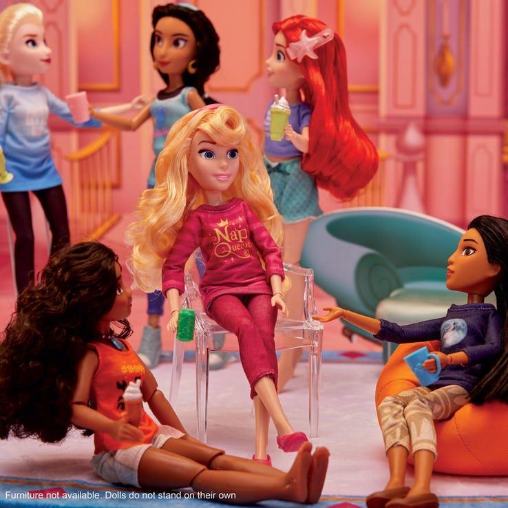 Il set di Hasbro è davvero bellissimo Le Principesse mostrate nel loro outfit casalingo
