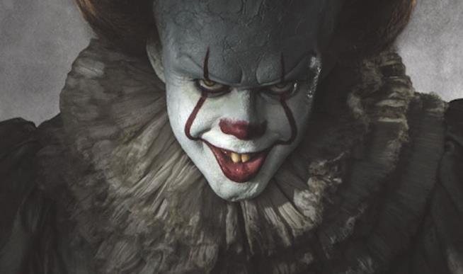Bill Skarsgård racconta la storia dietro il sorriso di Pennywise Bill Skarsgård nei panni di Pennywise