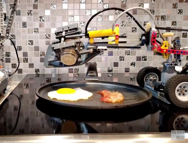 LEGO Breakfast Machine in azione La macchina per la colazione di LEGO in azione