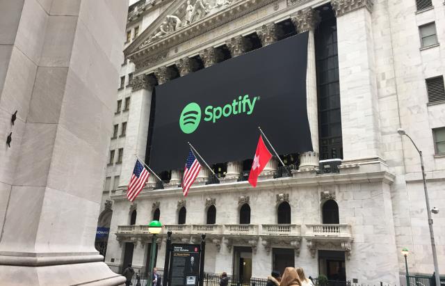 La bandiera svizzera esposta per sbaglio a Wall Street per l'arrivo di Spotify Spotify arriva a Wall Street