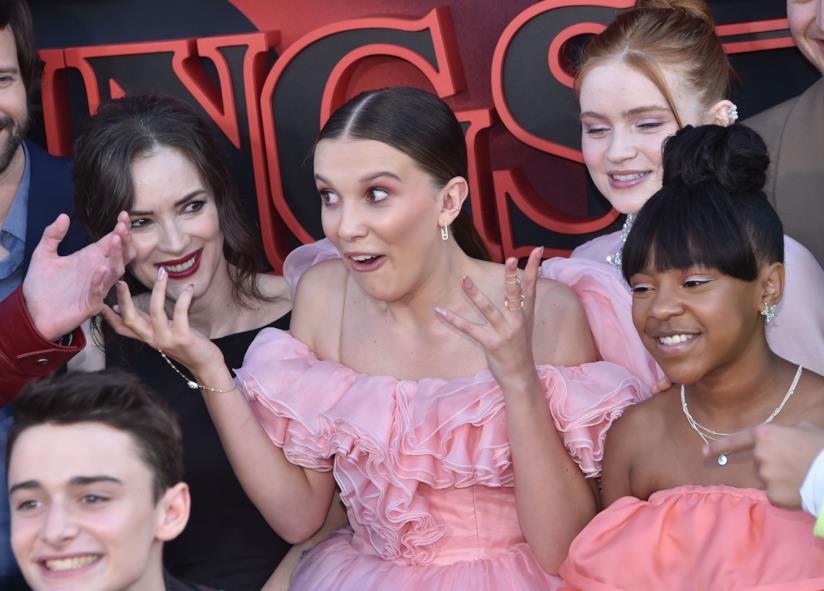 Una scena di Stranger Things 3 ha fatto vomitare Millie Bobby Brown, ecco il video Millie Bobby Brown e il cast di Stranger Things scherzano alla prima