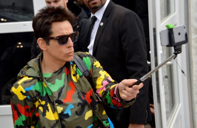 Derek Zoolander alle prese con l'Arte del selfie. Nessuno è bello come lui! Ben Stiller si fa un selfie nel ruolo di Derek Zoolander nel seguito del film