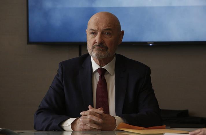The Blacklist: Redemption The Blacklist: Redemption - Howard in giacca e cravatta